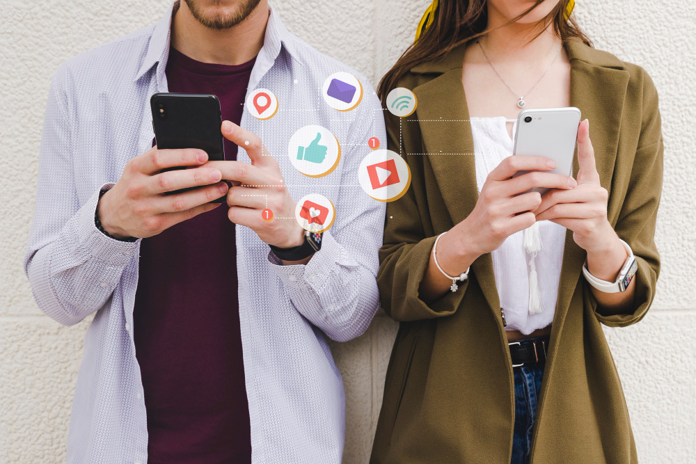 un homme et une femme sur les réseaux sociaux