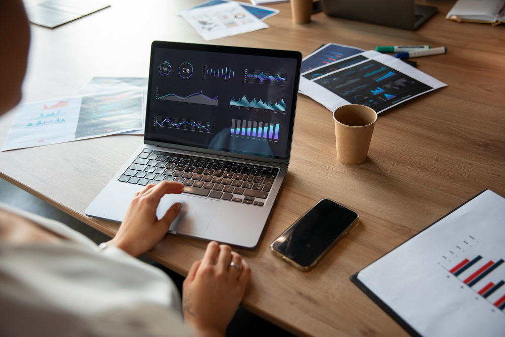 Femme sur un ordinateur avec des data