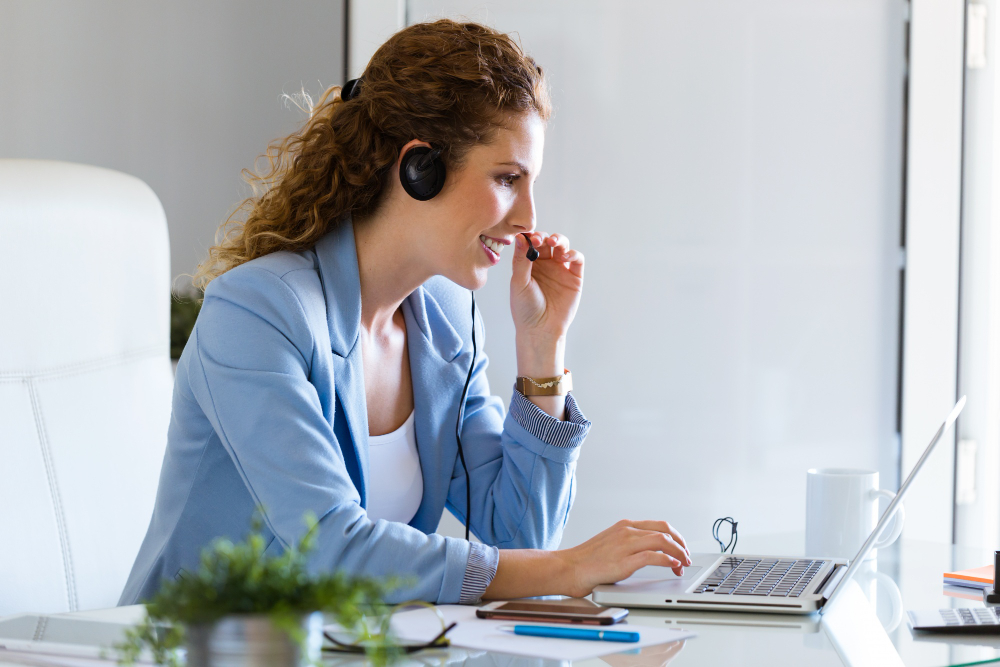 femme avec un casque au téléphone